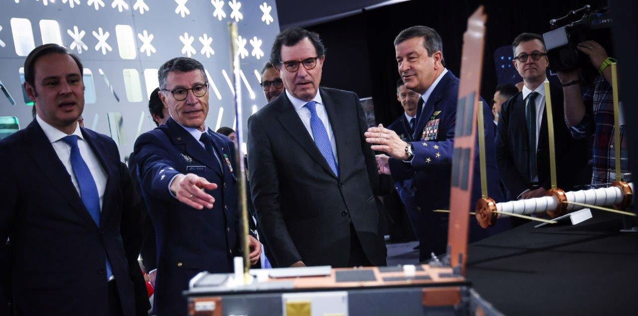 ministro economia satelites